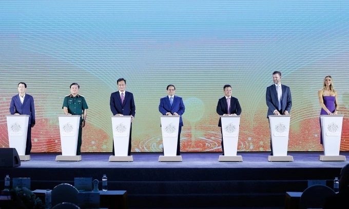 Thủ tướng Phạm Minh Chính cùng đai diện các nhà đầu tư bấm nút khởi công dự án 1,5 tỷ USD tại huyện Khoái Châu, Hưng Yên chiều 21/5. Ảnh: Nhật Bắc